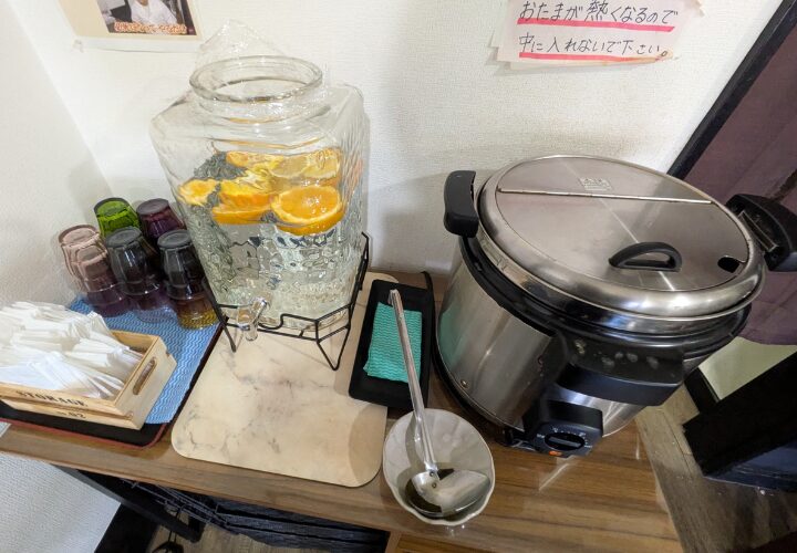 お味噌汁とオレンジ水のセルフサービス