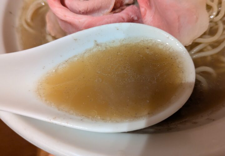 丿貫（へちかん）木更津店の煮干し蕎麦のスープ