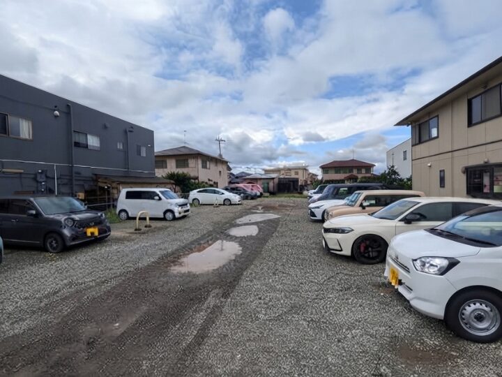 店舗裏の駐車場