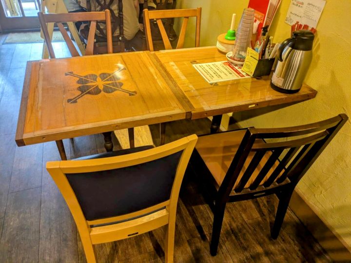 千葉市　幸せのれんげ　内装　テーブル席