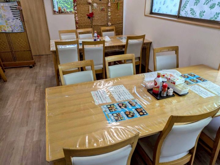 木更津　かもめ食堂　店内　テーブル席