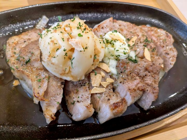 グリルキッチンブレスト　豚肩ロースのグリル ガーリックバター醤油