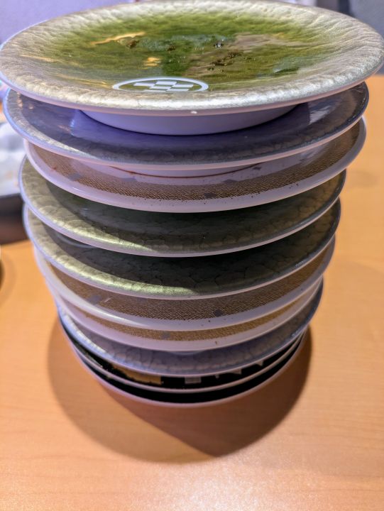 回転寿司やまと　空のお皿の山