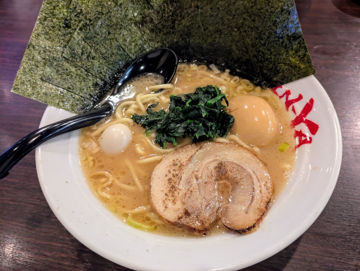 横浜家系ラーメン吟家　ラーメン　醤油