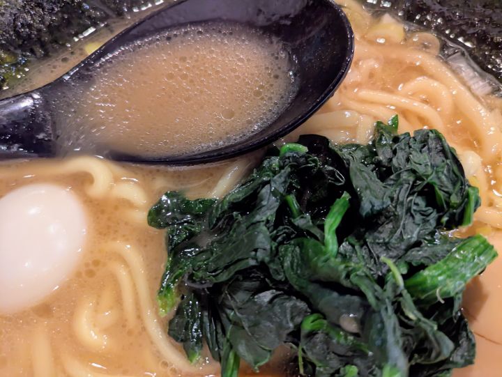 横浜家系ラーメン吟家　ラーメン　スープ