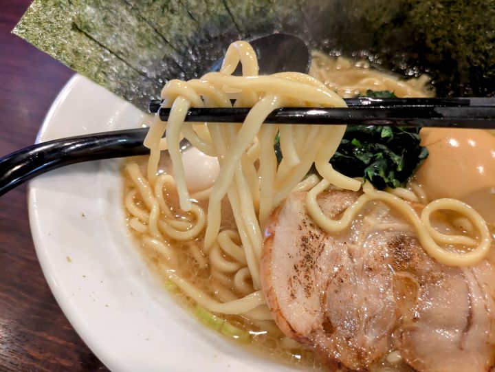 横浜家系ラーメン吟家　麺