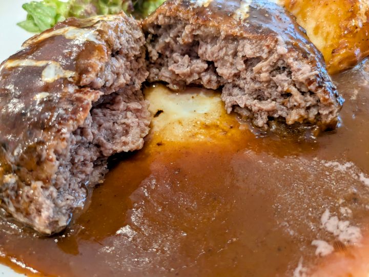 グリルキッチンブレスト　グリルビーフハンバーグ（デミグラスソース）