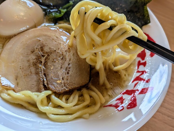 吟家　袖ヶ浦店　醤油ラーメン　麺