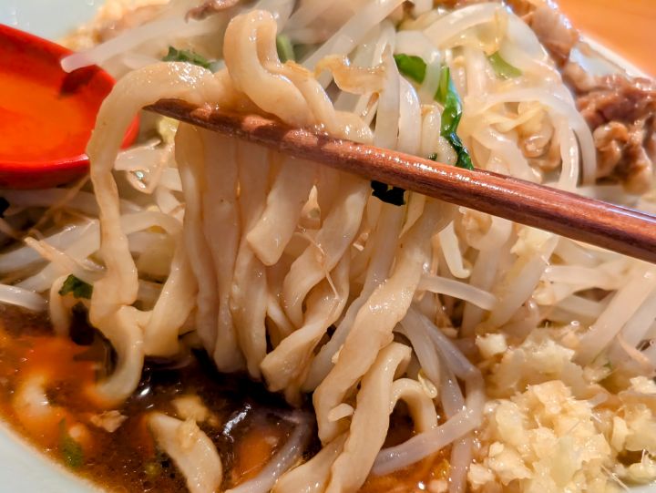 ギブタンクスの自家製極太麺