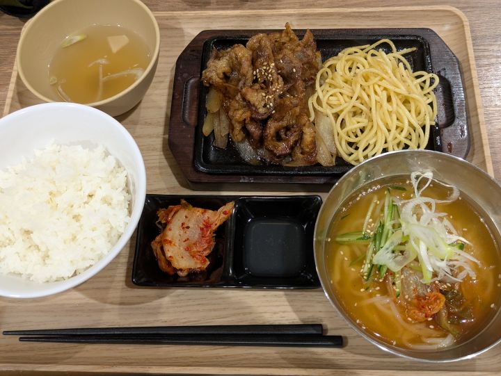 鉄板で焼かれたお肉にご飯とスープがセットになった、牛角焼肉食堂の牛カルビ焼き定食とセットで注文したミニ冷麺
