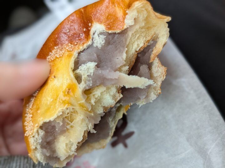 薄皮でしっとりとしたこしあんが詰まった、上品な味わいのあんぱん