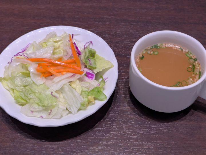 いきなり！ステーキ平日ランチメニューのセットで付いてくる新鮮なサラダとあっさりとしたスープ