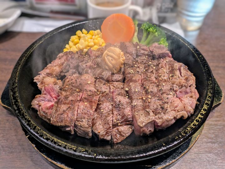 鉄板の上でジュージューと音を立てる大迫力のワイルドステーキ450gの全体写真