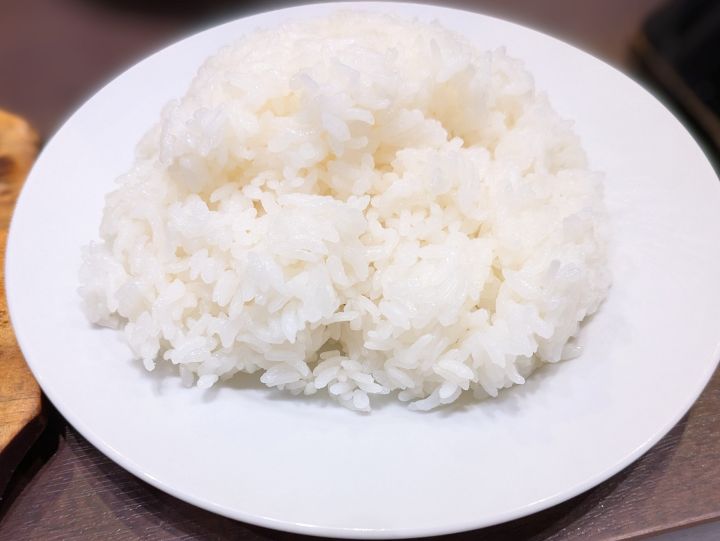 いきなりステーキ木更津店のランチで提供されるおかわり無料のホカホカなライス