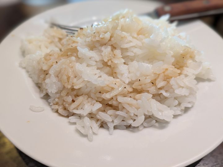 おかわり自由のライスにスパイシーなペッパードレッシングをかけたおすすめの食べ方