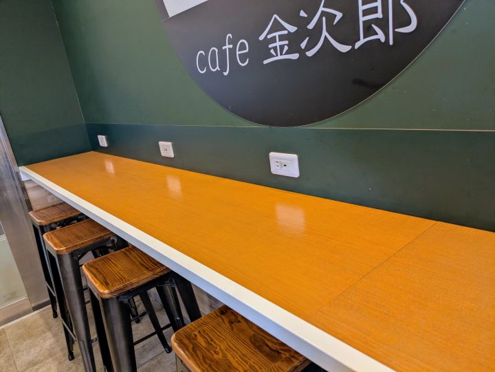 cafe 金次郎のカウンター席の様子