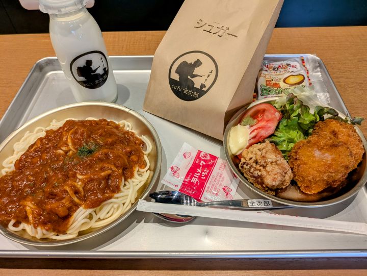 トレーに乗った金次郎給食セットの全体写真