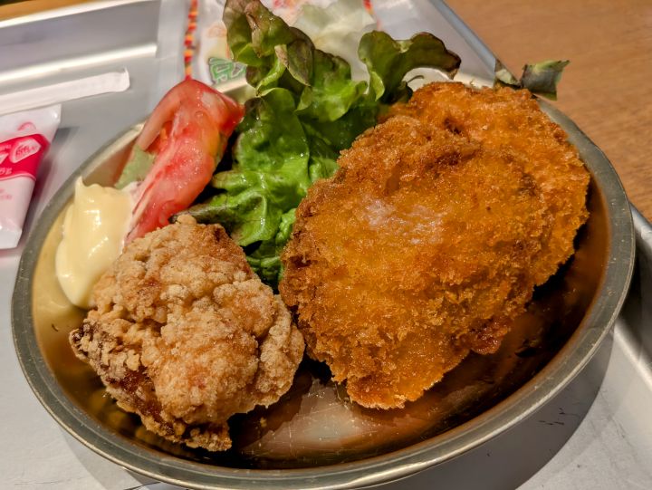 なめろうメンチと唐揚げが乗ったおかずプレート