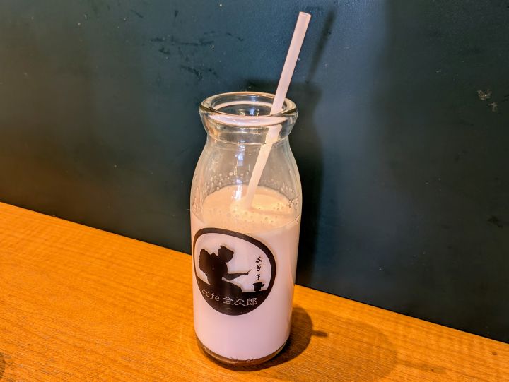 いちご味のミルメークを混ぜたほんのりピンク色の牛乳