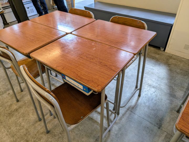 昔懐かしい学校の机と椅子を使ったテーブル席