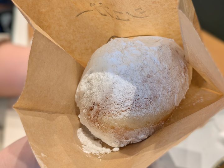 外はカリッと中はふわっとしたシュガー揚げパン