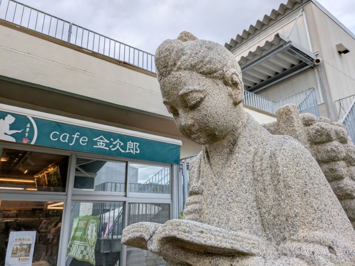 cafe 金次郎の目印となる二宮金次郎像