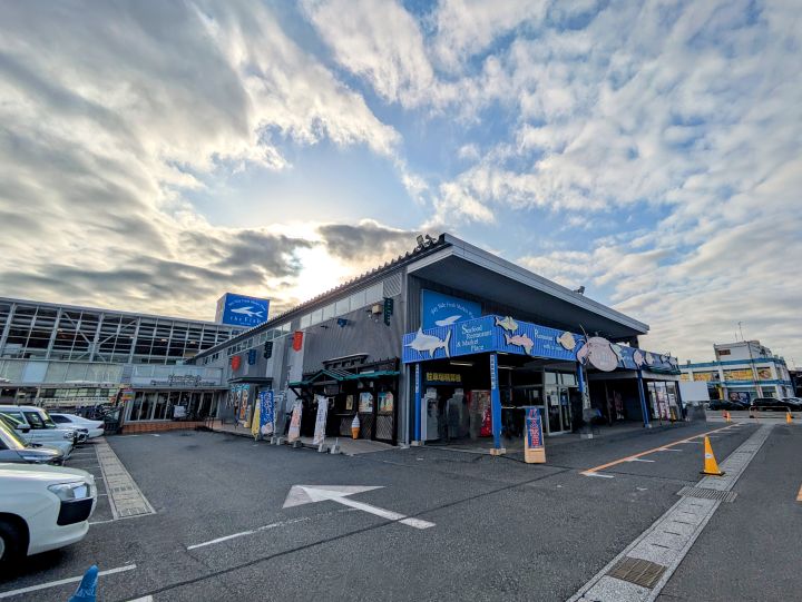 レストラン、テイクアウトの購買、お土産屋さんが並ぶ複合型観光施設「ザ・フィッシュ」の外観