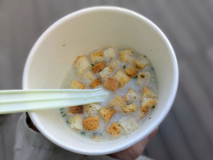 テイクアウトで購入した、旨味がギュッと詰まった濃厚なしじみのクラムチャウダー