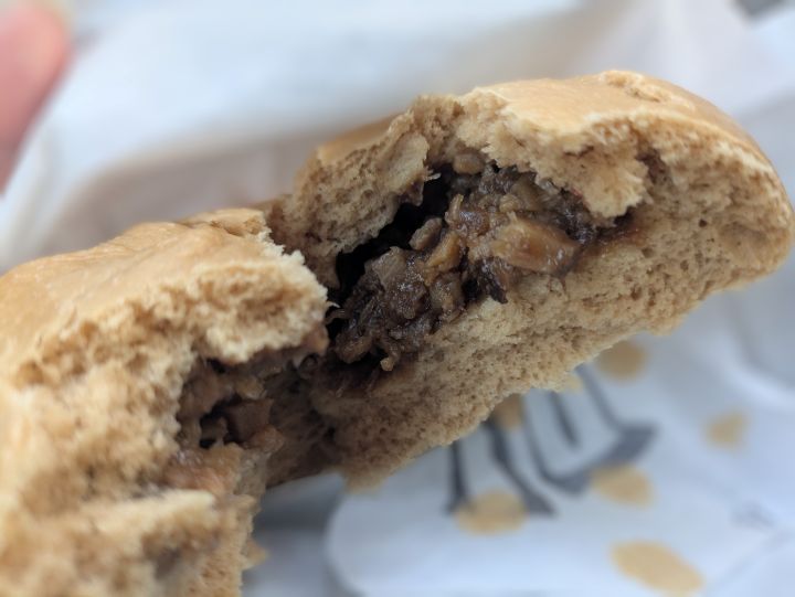 臭みがなく、しいたけと味噌のコクが美味しい熱々ホクホクの猪まん