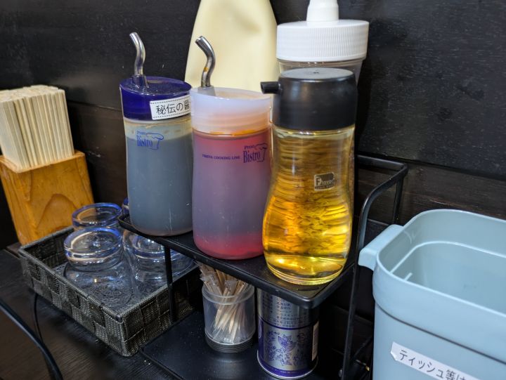 コショウやフライドガーリックなどが並ぶ拉麺帝王の卓上調味料