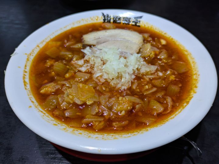 ひき肉と刻み玉ねぎがたっぷり入った旨辛スープが特徴的な帝王ラーメン