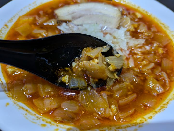 帝王ラーメンのスープに浮かぶたっぷりの刻み玉ねぎとひき肉