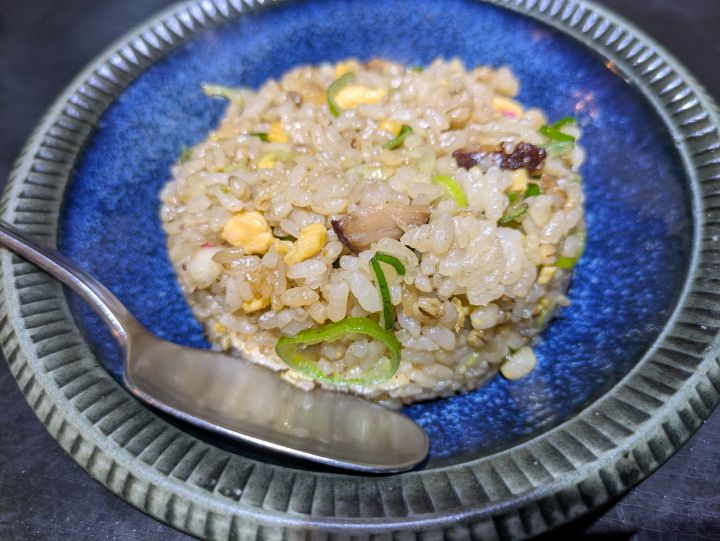 もち麦のプチプチとした食感がクセになる拉麺帝王の特製チャーハン