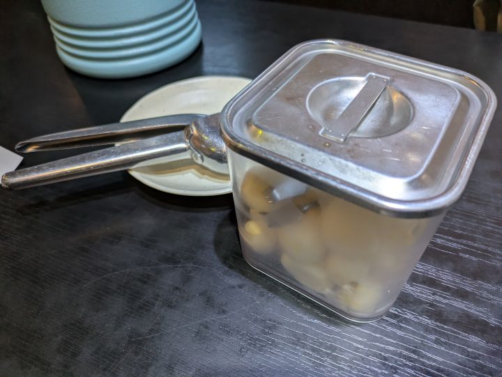 皮をむいた生にんにくと専用のニンニク絞り器