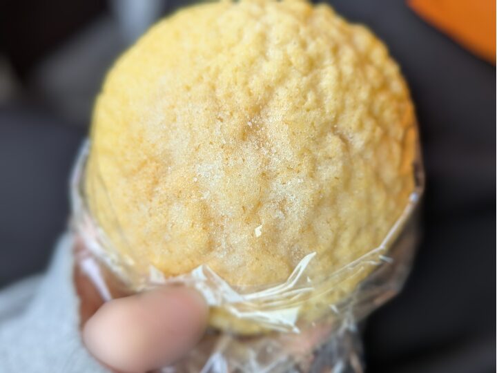 ザラメの食感が楽しい、クロワッサン木更津店の甘さ控えめメロンパン