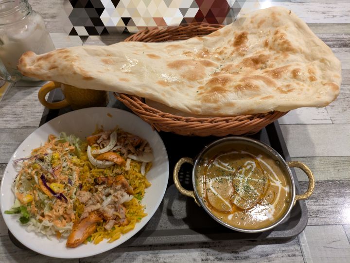 巨大なナン、エビカレー、ビリヤニ、チキンティッカが並ぶJ Set