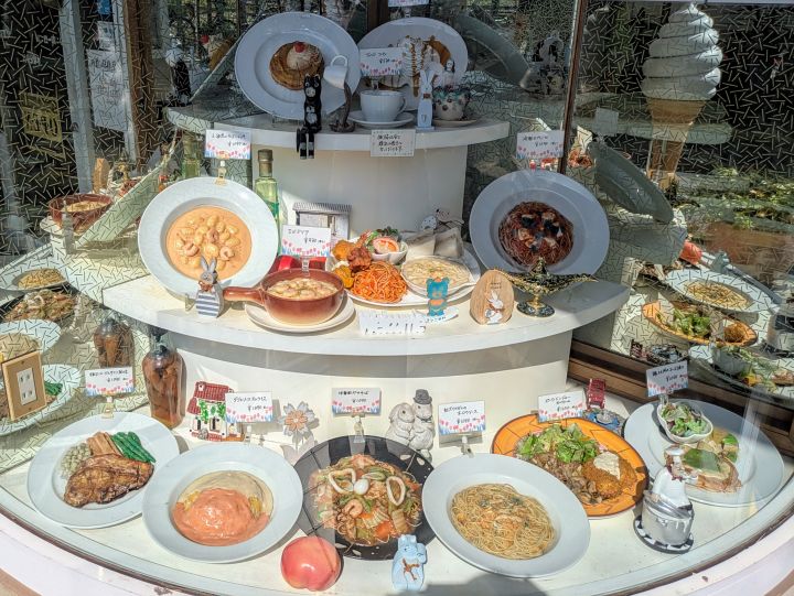 モンシェリーの店外ショーケースにズラリと並んだ魅力的な食品サンプルとメニュー