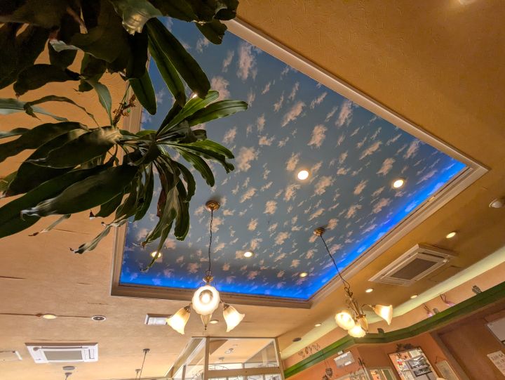 モンシェリー店内の見上げると広がる青空と白い雲が描かれたかわいい天井模様