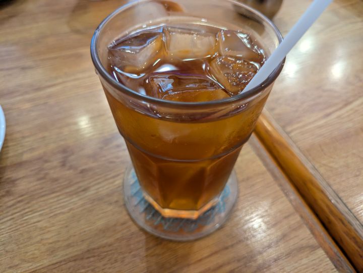 モンシェリーのランチセットで提供される大きめのグラスにたっぷり入ったアイスティー