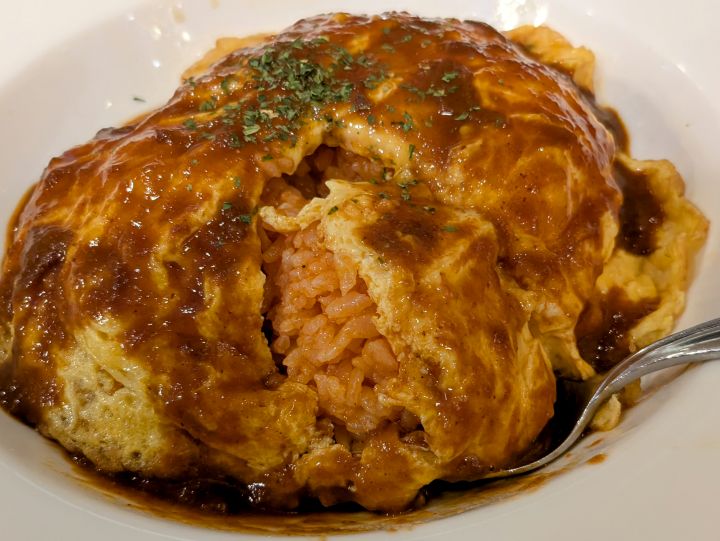 モンシェリーのオムライスの内側にある、玉ねぎとバターの芳醇なコクが効いたシンプルなケチャップライス