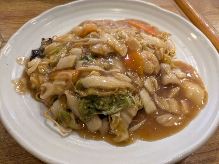 モンシェリーの一番人気メニュー、野菜や海鮮の熱々餡がたっぷりかかった中華風やきそば