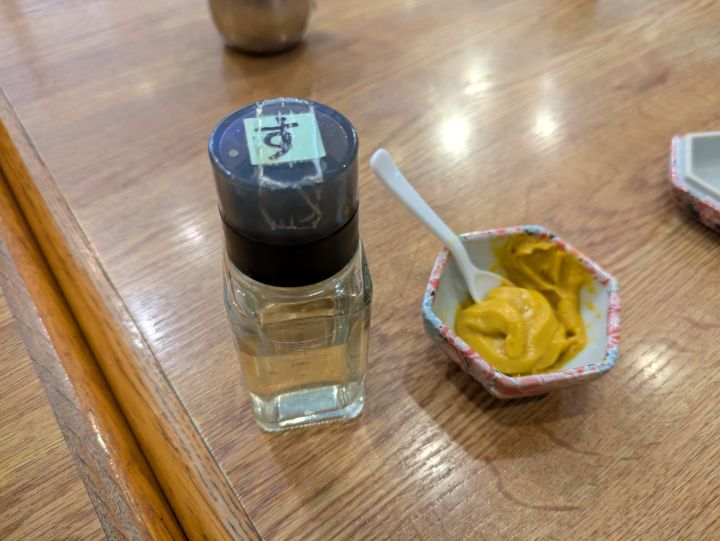 モンシェリーの中華風やきそばと一緒に提供される味変用のお酢とからし