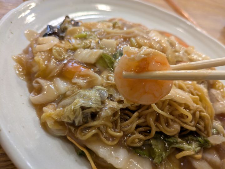 モンシェリーの中華風やきそばの餡に入っている大きくてぷりぷりとした海老