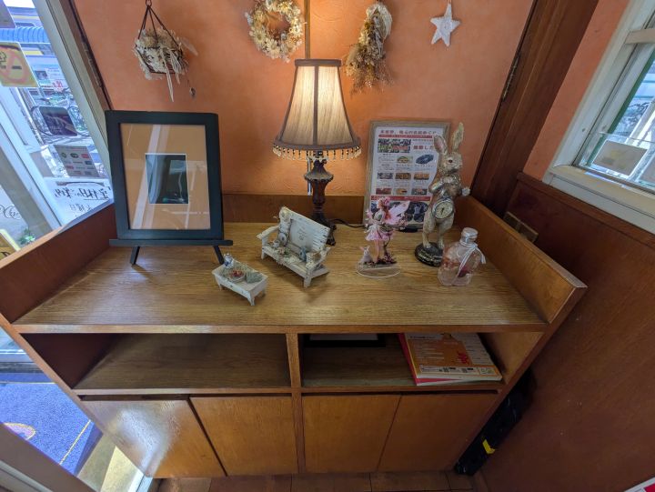 モンシェリーの店内に飾られているレトロで可愛いインテリア雑貨や装飾