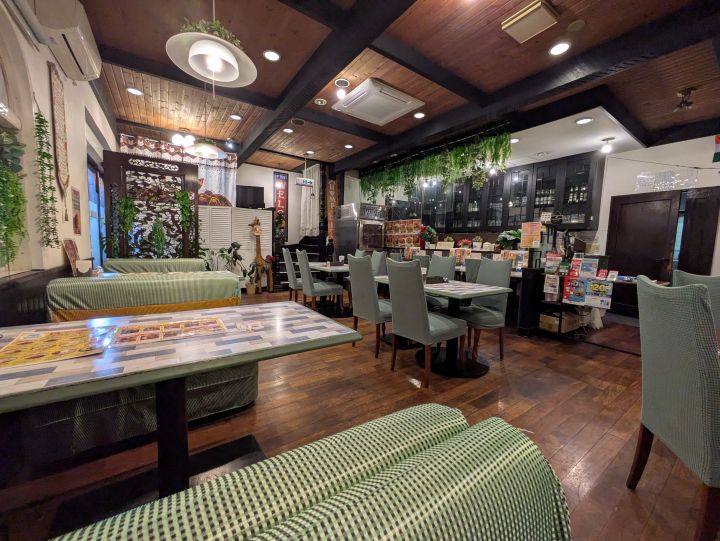 マックブールキッチン木更津店のテーブル席とカウンター席の様子