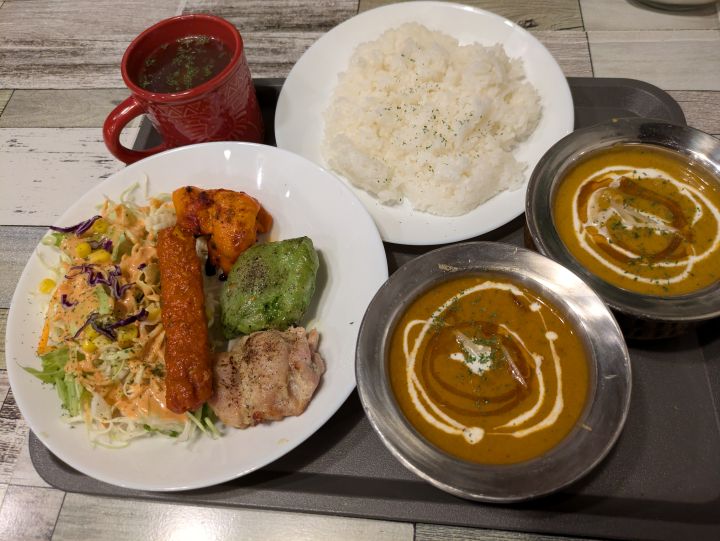 2種のカレーとお肉の盛り合わせが鮮やかなMaqbool Specialセット