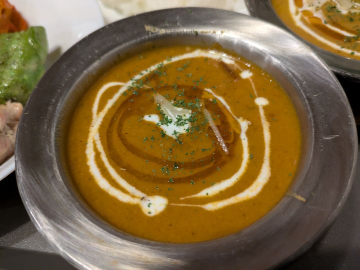 ホロホロに柔らかいお肉が入った辛口のマトンカレー