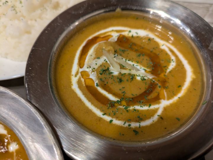 お肉がゴロゴロ入った甘みとコクのあるチキンカレー