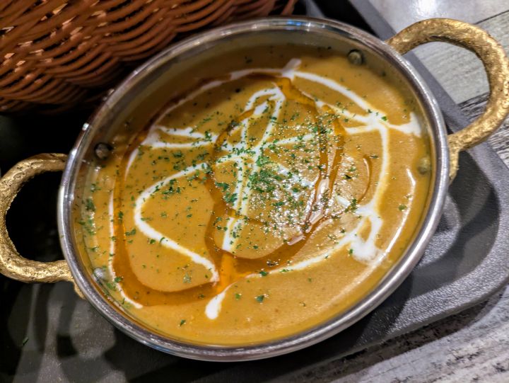 食べやすい小エビが入った甘みのある中辛エビカレー