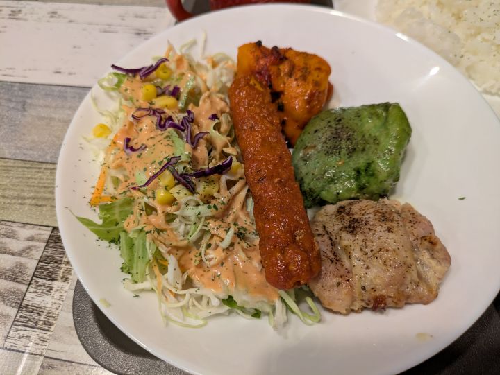 色んな種類のチキンが楽しめるサラダとチキンティッカのプレート